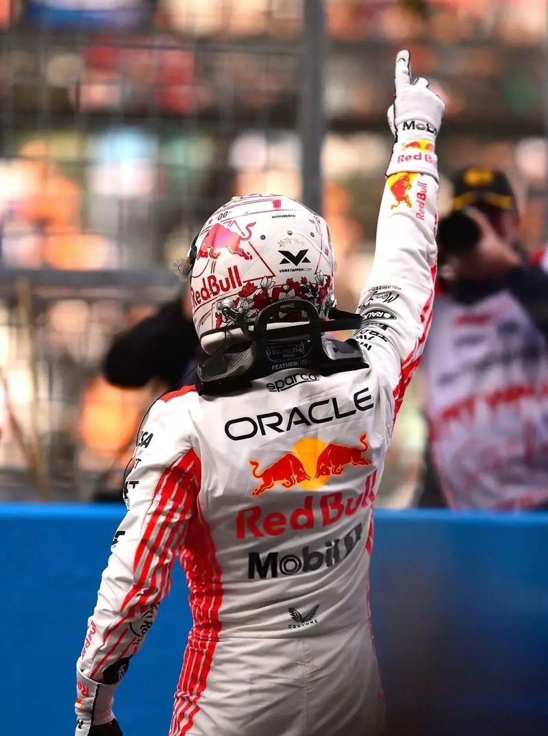 包含迈凯伦横扫红牛二队，拉塞尔状态火热的词条