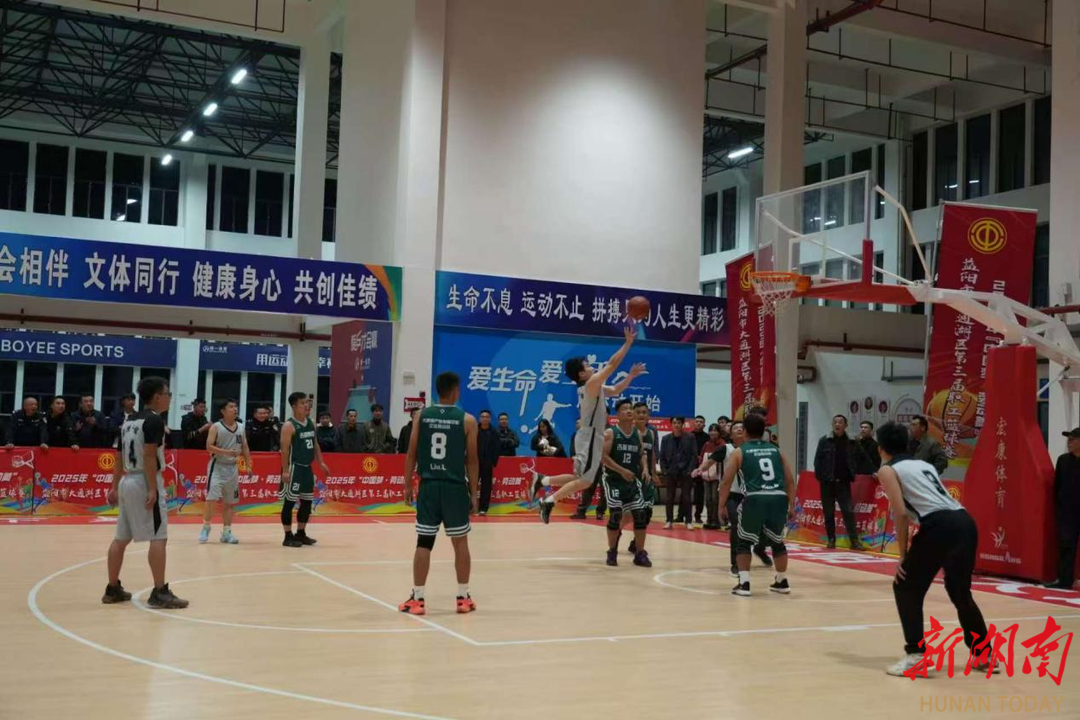 开云sport-强大的篮球队伍向前进取在场上取得胜利