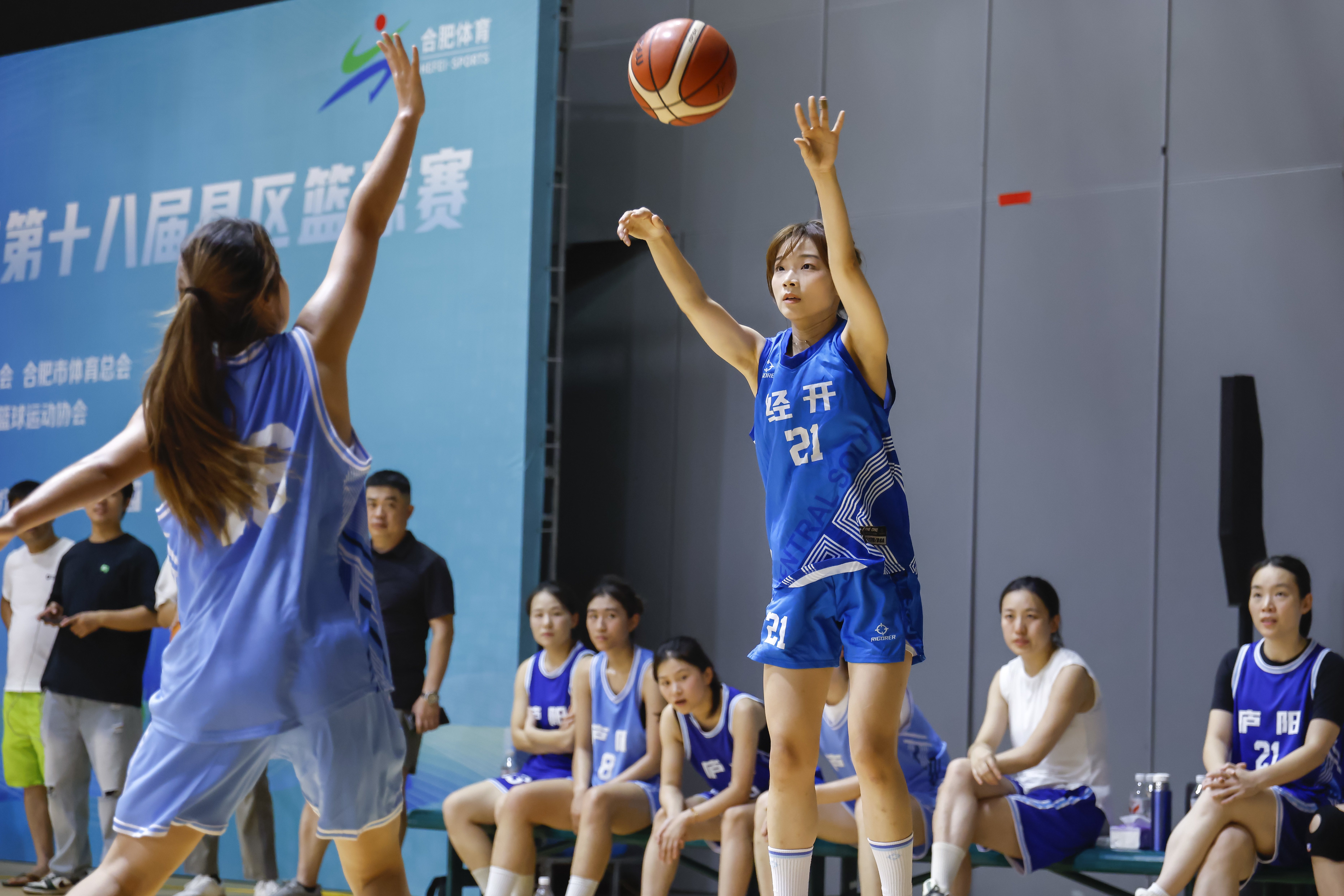 强大的篮球队伍向前进取在场上取得胜利